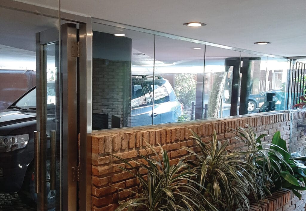 Foto2-Cristales-Antibala-02-scaled-1024x707-min